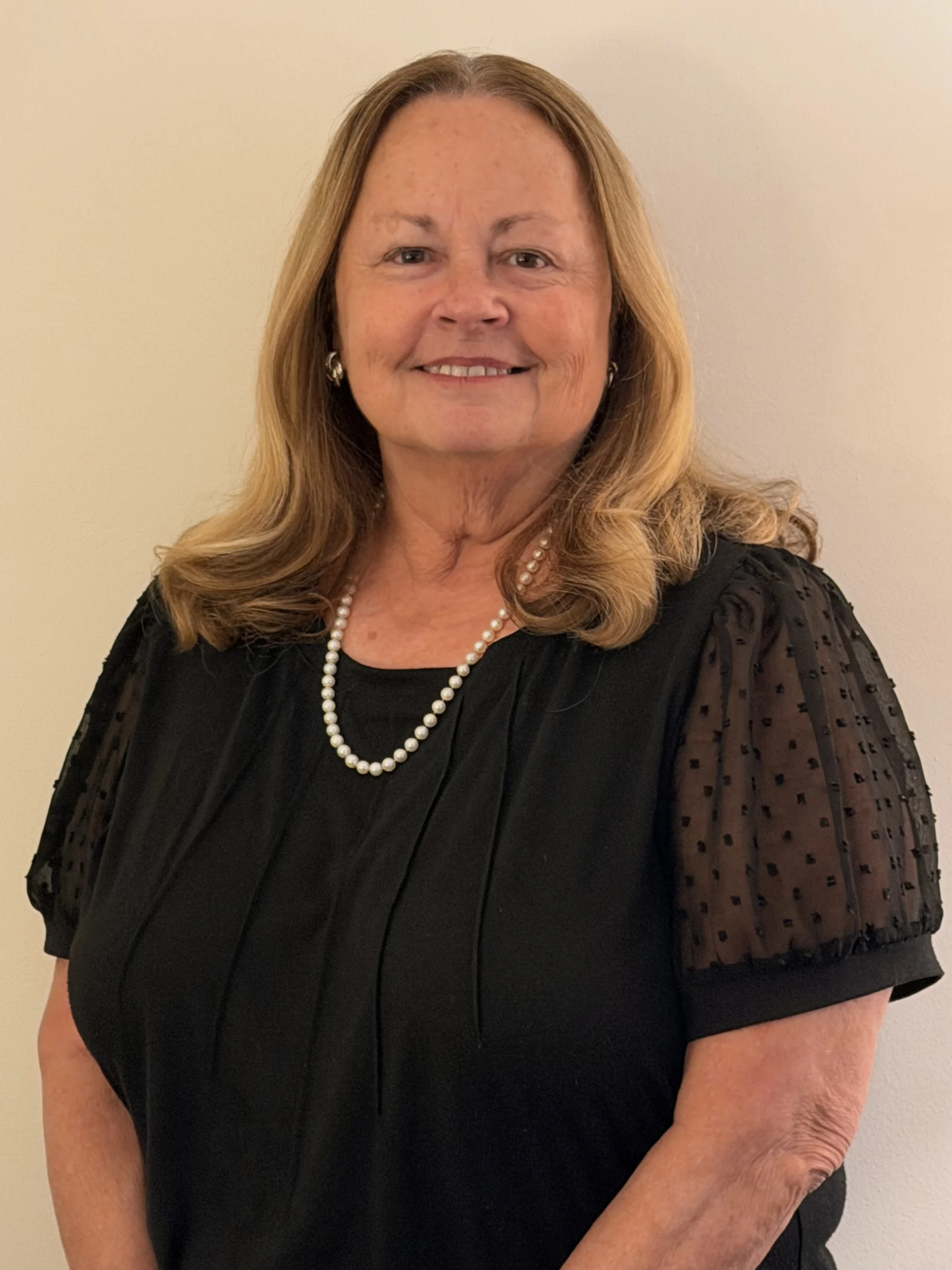 Andie Mindnich, LCSW Andie Mindnich is a Licensed Clinical Social Worker with over 35 years of experience as a clinician serving adult clients of various ages.