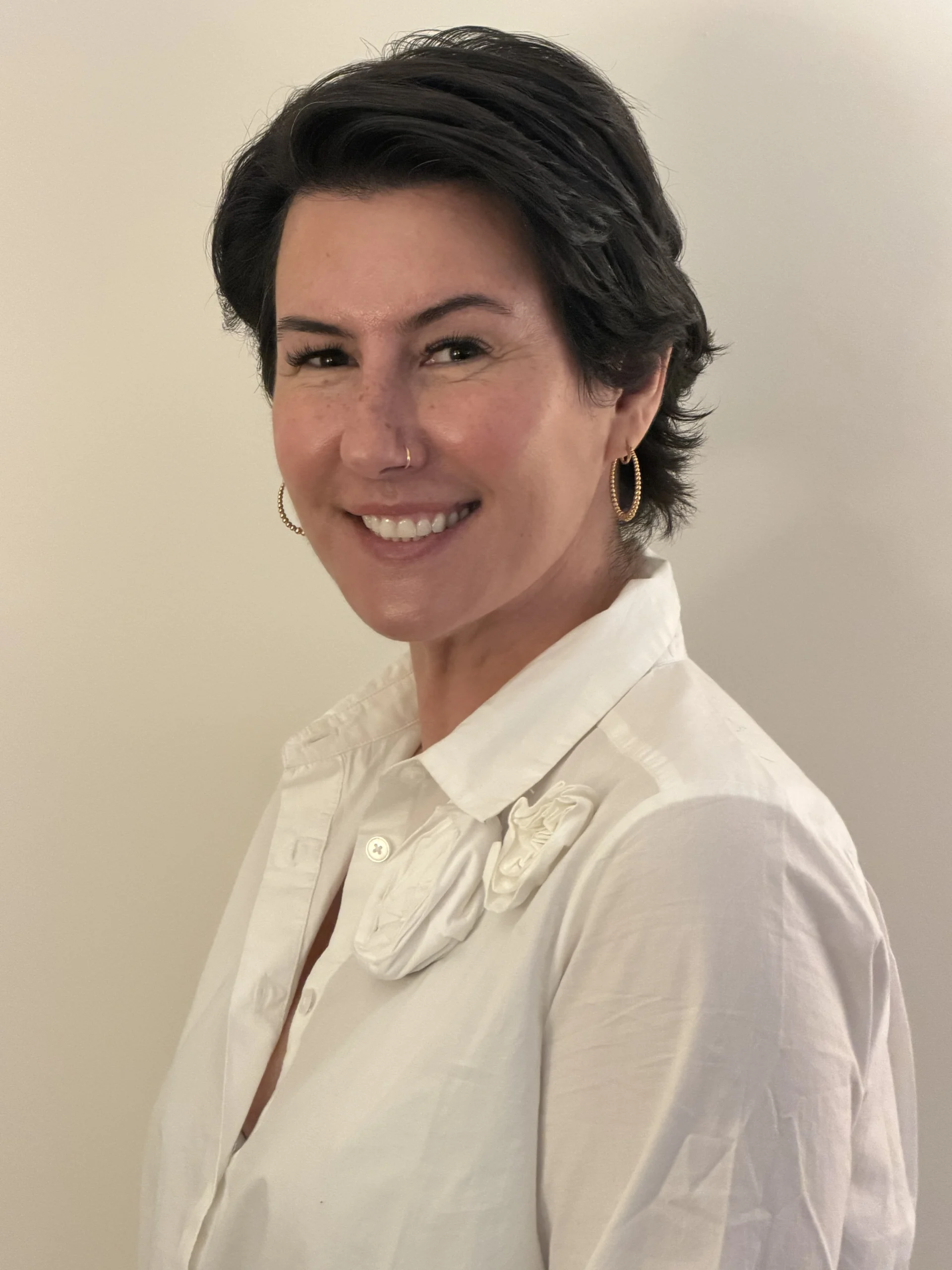 Stephanie Lindy is a Licensed Social Worker (LSW) specializing in therapy for young adults and adults